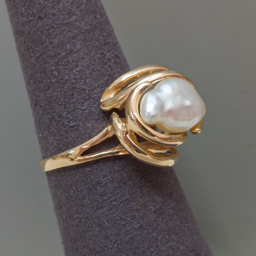 Vintage 14k Gold Sculptural Swirl Ring with Baroque Freshwater Pearl — Size 6.75